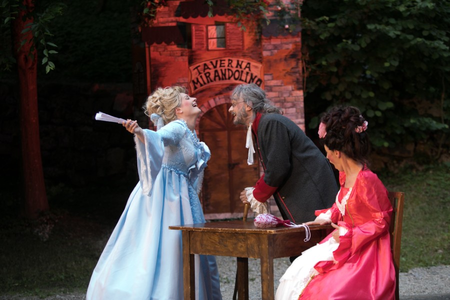 2021_Die.Wirtin (2).jpg